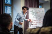 Verstehen die Jugendlichen ein Wort nicht, erklärt es der irakische Schriftsteller Usama Al Shahmani auf Arabisch. (Bild: Andrea Stalder)