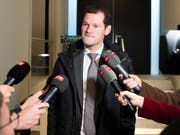 Der Genfer FDP-Staatsrat Pierre Maudet will weiterhin nicht zurücktreten. Dies sagte er im Anschluss an ein Treffen mit der nationalen Parteileitung. (Bild: KEYSTONE/PETER SCHNEIDER)
