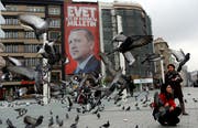 Wer für ihn ist, hat wenig zu befürchten: Wahlplakat des türkischen Präsidenten Recep Tayyip Erdogan im Zentrum Istanbuls. (Bild: Murad Sezer/Reuters (15. März 2017))