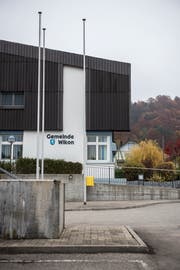 An der Gemeindeversammlung in Wikon vom Dienstag haben sich die anwesenden Gemeinderäte für das schlechte Krisenmanagement und das falsch gewählte Verfahren bei Gemeinderat Wolfgang Kunzelmann (SVP) und den Bürgern entschuldigt. (Bild: Dominik Wunderli (Wikon, 15. November 2018))