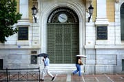 Am stärksten belastet sind die Banken in Griechenland mit 45 Prozent fauler Kredite. Im Bild: Die griechische Nationalbank. (Bild: Petros Karadijas/AP, Athen, 29. Juni 2015)