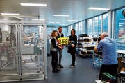 Sabine Keller und Gabriel Müller von «Licht für die Welt» (links) und Branka Miljanovic von Optrel. Sie machen ein Fotoshooting für die Weihnachtskampagne des limitierten Helmes. (Bild: Flurina Lüchinger)
