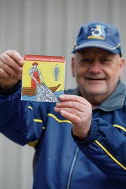 Schützenpräsident Willi Schneeberger präsentiert die neue Wappenscheibe. (Bild: Donato Caspari)