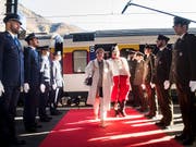 Marina Carobbio bei ihrem offiziellen Empfang im Tessin am Mittwoch am Bahnhof von Bellinzona. (Bild: Keystone/TI-PRESS/ALESSANDRO CRINARI)