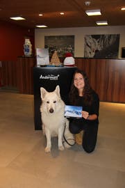 Die Gewinnerin eines 200-Franken-Gutscheins der Mammut Alpine School Manuela Gehrig mit ihrem Hund Milo. (Bild: PD)