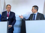 Aussenminister Ignazio Cassis mahnte seinen russischen Amtskollegen Sergei Lawrow am Mittwoch in Genf zu Zurückhaltung im Konflikt mit der Ukraine auf. (Bild: KEYSTONE/AP Keystone/MARTIAL TREZZINI)