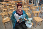 Jasi Hutter, die ihr erstes Bilderbuch gemacht hat, ist bereit für die erste Lesung. (Bild: Gert Bruderer)