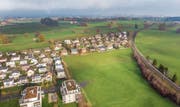 Zwischen dem Wohnquartier und dem Bahngleis sollen weitere Einfamilien- und Mehrfamilienhäuser entstehen. (Bild: Urs Bucher)