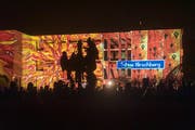 Das Hirschberg-Schulhaus in Gossau erstrahlte am Donnerstag in neuem Licht. (Bilder: Michel Canonica)