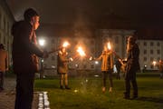Auch der traditionelle Fackelzug auf den Klosterplatz fehlt an der diesjährigen Ausgabe der Nacht der Lichter nicht. (Bild: Hanspeter Schiess)