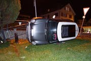 Das Auto kam auf der Seite im Garten zu liegen. (Bild: Zuger Polizei)