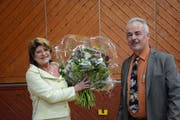 Ehrung für ein 25-jähriges politisches Wirken: Heidi Grau, Gemeindepräsidentin von Zihlschlacht-Sitterdorf, freut sich über den Blumenstrauss, den ihr Vizegemeindepräsident Walter Schindler übergeben hat. (Bild: Georg Stelzner)