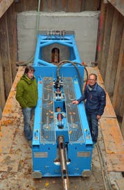 Planer Mark Todorovic und Gemeinderat Leo Steinbacher bei der grossen Berstmaschine. (Bild: Mario Testa)