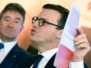 Swiss Life-CEO Patrick Frost (rechts) stellt den Aktionären des Versicherers eine höhere Gewinnbeteiligung in Aussicht. (Bild: KEYSTONE/WALTER BIERI)