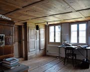 Bauernstube mit einem schlichten braunen Kachelofen aus den 1950er-Jahren – Einbauschrank mit Uhrenkasten, Felderdecke und Bretterboden sind älter. (Bild: PD/René Zimmermann)