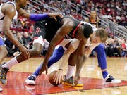Der Genfer Clint Capela (Mitte) im Kampf um den Ball mit Harrison Barnes von den Dallas Mavericks (rechts) (Bild: KEYSTONE/FR33763 AP/MICHAEL WYKE)