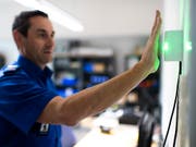 Ein Polizist demonstriert einen zu Testzwecken montierten Handvenen-Scanner. Die Stadtpolizei St. Gallen führt das biometrische Identifikationssystem ein, um die Sicherheit zu verbessern. (Bild: Keystone/GIAN EHRENZELLER)
