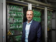 Remo Infanger, Direktor des Elektrizitätswerks Nidwalden (EWN) und des Kabelfernsehens Nidwalden (KFN). Hier vor einem Signalverteilschrank. (Bild: PD)