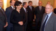 Am 31. Dezember 2003 übergibt Ruth Metzler die Geschäfte des Justiz- und Polizeidepartements Christoph Blocher. (Bild: Keystone)