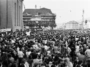 Die 1980-er Jahre waren von Jugendunruhen geprägt: Friedliche Demonstration für eine Wiedereröfffnung des Autonomen Jugendzentrums am 20. September 1980 in Zürich. (Bild: KEYSTONE/STR)