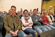 Überraschung: Mitten im Publikum sass FC-Basel-Goalie Jonas Omlin mit seinen Eltern Elisabeth und Guido. Neben ihnen die Spitzenfussballerin Rahel Tschopp. (Bild: Romano Cuonz (Sachseln, 28. November 2018))
