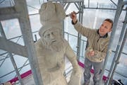 Steinbildhauer Pascal Lussi arbeitet an der Figur des Winkelriedbrunnens auf dem Dorfplatz. (Bild: Corinne Glanzmann (Stans, 28. November 2018))
