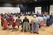 Die Theaterspieler des Forums Musikbühne Uri üben im Kreis ihre Texte zur Operette ein. (Bild: Georg Epp, Altdorf, 5. September 2018)