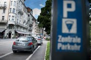 Parkplätze bei der Frankenstrasse. Eine systematische Reduktion soll es weiterhin nicht geben. (Bild: Corinne Glanzmann, 3. Juli 2017)