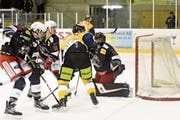 Viel Betrieb im Mitteldrittel vor Herisaus Tor: Goalie Marc Klingler lenkt den Puck über das Gehäuse ab. (Bild: Mea Mc Ghee)