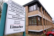 Der Polizeiposten in Hünenberg wird nun doch nicht geschlossen. Bild: Werner Schelbert, 14. April 2016)