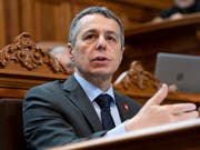 Aussenminister Ignazio Cassis spricht im Ständerat zum UNO-Migrationspakt. Aus Sicht des Bundesrates ist dieser im Interesse der Schweiz. (Bild: KEYSTONE/ANTHONY ANEX)