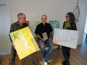 Peter Joos, Pfarrer Heinz Brauchart und Jacqueline Joos (von links) stellen Buch und Bilder vor. (Bild: Ruedi Wechsler (Beckenried, 26. November 2018))