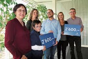 Helen Zeiske (von links) und Nicole Hallauer vom Verein Insieme Rheintal, freuen sich mit Tom über den Check von Stefan Sieber, OK Binnenfest. Stefanie Bucciol, Marketingverantwortliche Rheintal Medien AG, überreichte den Check Urs Edelmann von der Opferhilfe St. Gallen. (Bild: hb)