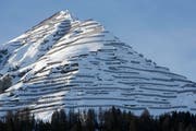 Lawinenverbauungen verhindern das Abrutschen des Schnees von einem Berg bei Davos, am Montag, 26. Januar 2009. (Bild: Alessandro Della Bella/Keystone)