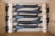 In Deutschland erschoss ein Reichsbürger 2016 einen Polizisten. Dieses Symbolbild zeigt Sturmgewehre der Schweizer Armee. (Bild: KEYSTONE/Ennio Leanza)