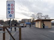 Tafel mit Benutzungsregeln am Eingang des ersten fest eingerichteten Fahrenden-Standplatzes von Basel-Stadt. (Bild: KEYSTONE/GEORGIOS KEFALAS)