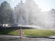 Abkühlung an einem heissen Sommertag in Stans: 2018 war das viertwärmste Jahr seit Messbeginn. (Bild: KEYSTONE/URS FLUEELER)