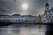 Blick auf das Luzerner Theater und den Theaterplatz, rechts die Jesuitenkirche. (Bild: Corinne Glanzmann, 29. November 2018)