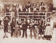 «Bassgiiger» (vordere Reihe, zweiter von links) im Jahr 1900 mit Obernauer Fasnächtlern.