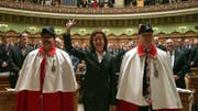 Eveline Widmer-Schlumpf wird einen Tag nach ihrer Wahl, am 13. Dezember 2007, als Bundesrätin vereidigt. (Bild: Keystone)