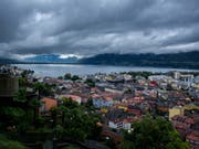 Dunkle Wolken über Locarno - der November war auf der Alpensüdseite extrem sonnenarm. (Bild: Keystone/TI-PRESS/CARLO REGUZZI)