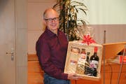 Der abtretende Marc Derung erhielt ein Abschiedsgeschenk. (Bild: Hana Mauder Wick)