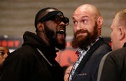 Deontay Wilder (links) und Tyson Fury Kopf an Kopf bei der Medienkonferenz vor dem Grossen Boxkampf. (Bild Damian Dovarganes/AP (Los Angeles, 28. November 2018))