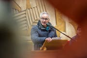 Der neugewählte Gemeindepräsident Oliver Gröble bei seiner Antrittsrede. Bruder André Gröble bleibt im Hintergrund. (Bild: Hanspeter Schiess)