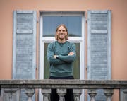 Der Egnacher Michael Lang auf einem Hotel-Balkon in Lugano. (Bild: Reto Scherrer)