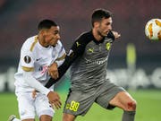 Fabio Dixon (links) vom FC Zürich im Duell mit Larnacas Apostolos Giannou (Bild: KEYSTONE/ENNIO LEANZA)