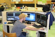 Luca Fischer konzentriert sich in der Tellenfeld-Halle auf das Regiepult. (Bild: PD)