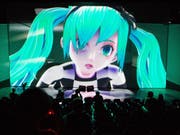 Künstlicher Popstar erzeugt echte Gefühle: Die animierte Sängerin Hatsune Miku begeistert die Massen. Nun tourt die japanische Figur durch Europa. (Bild: Keystone/EPA DPA/DANIEL REINHARDT)