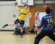 Der KTV Altdorf, hier Pascal Aschwanden beim Sprungwurf, darf sich im Spiel gegen Emmen nur wenige Fehlschüsse erlauben, wollen sie als Sieger vom Feld gehen. (Bild: Urs Hanhart (Altdorf, 24. November 2018)