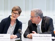 Esther Maurer, Chefin Direktionsbereich Asyl, links, und Pierre-Alain Ruffieux, Chef Asylregion Westschweiz vom Staatssekretariat für Migration, äussern sich über die bevorstehende Eröffnung des besonderen Asylzentrums in Les Verrières (NE). (KEYSTONE/Peter Schneider) (Bild: KEYSTONE/PETER SCHNEIDER)